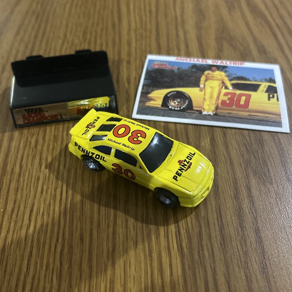 1990 Гоночные чемпионы Майкл Уолтрип #30 1/64 лот из 2 - с чехлом, базой и картой - Изображение 2 из 3