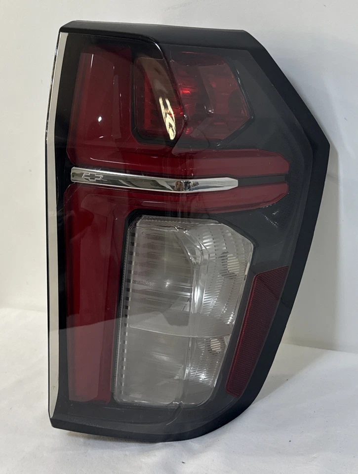 Luz trasera derecha halógena LED OEM 2021-2024 Chevrolet Tahoe/Suburban Foto 2 de 4