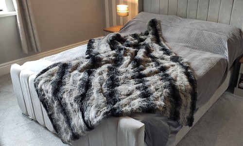 Grey Italian Wolf W/ Black Polar Fleece Lining - High Quality Super Deluxe Throw - Picture 3 of 3