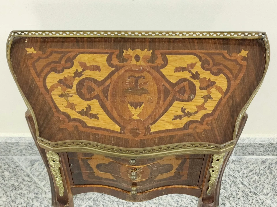 ANTIGUA MESA AUXILIAR CONTINENTAL ELABORADA CON INCRUSTACIONES DE MADERA OCASIONAL con MONTAJE DE BRONCE Foto 4 de 4