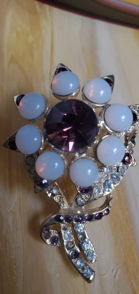 Broche prendedor retro de diamantes de imitación piedra púrpura rodeado de bonitos cabujones Foto 2 de 4