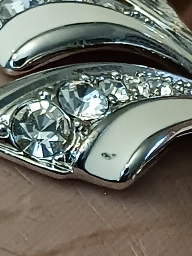 Spilla fiocco strass e smalto collezione Nolan Miller Glamour - Foto 10 di 10