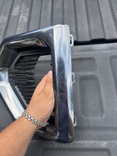2019 - 2021 GMC SIERRA FRONT PAIR FOG LIGHT OUTER BEZEL COVER OEM - Picture 4 of 7