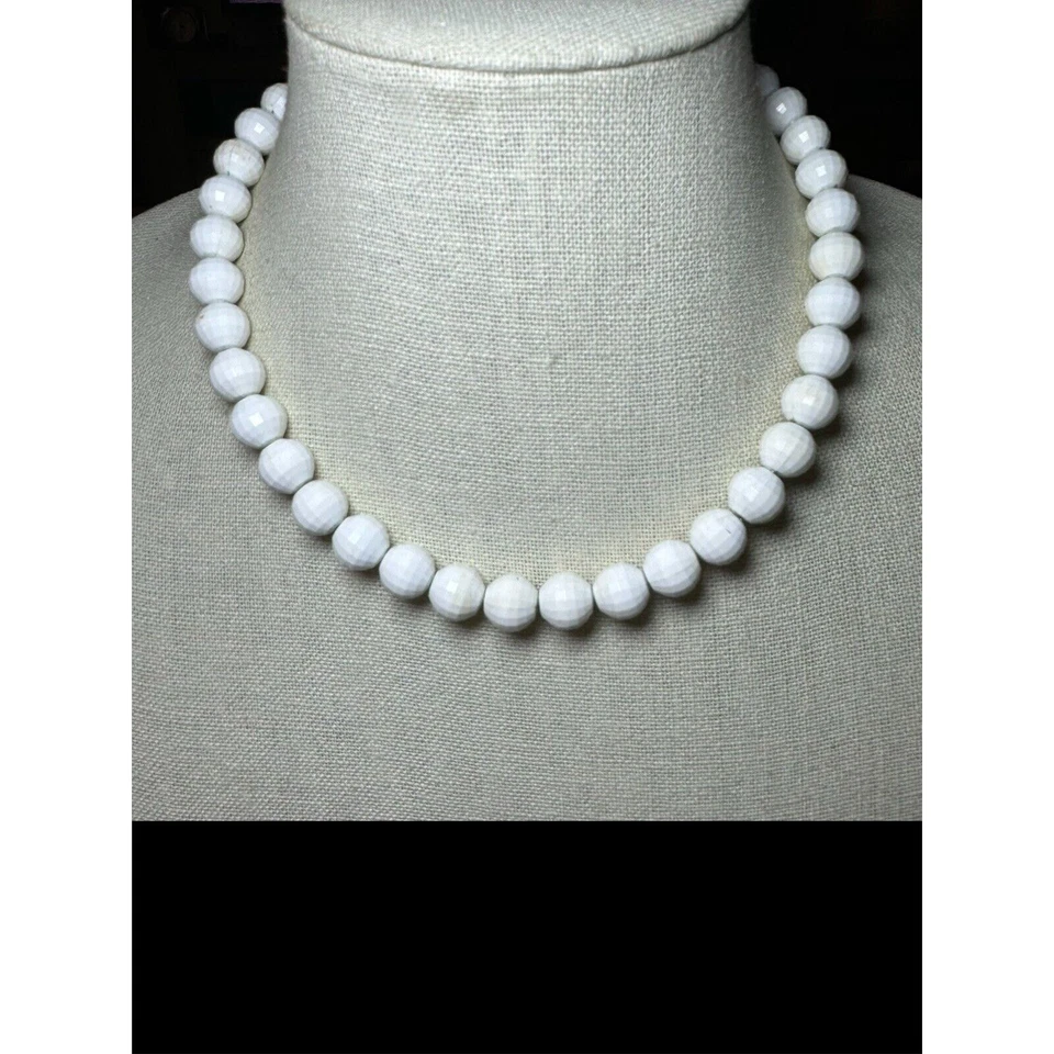 Collar vintage de cuentas acrílicas blancas facetadas MONET Foto 2 de 4