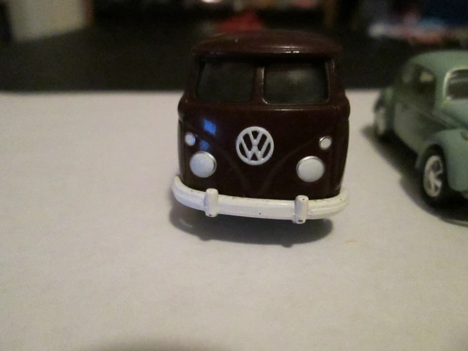 Volkswagen Toy Johnny Lightning Bus Pick Up's & Bug (3) 1/64 - Image 3 of 4