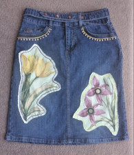 Jupe en jean upcyclée 8 W 28" applique brodée miroir floral perle boho folk