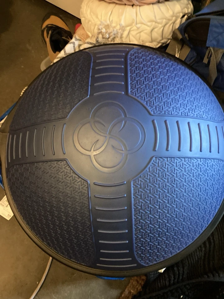 Entrenador de equilibrio para gimnasio en casa Bosu NexGen 300 lb capacidad 26 pulgadas de diámetro, negro, usado Foto 2 de 2