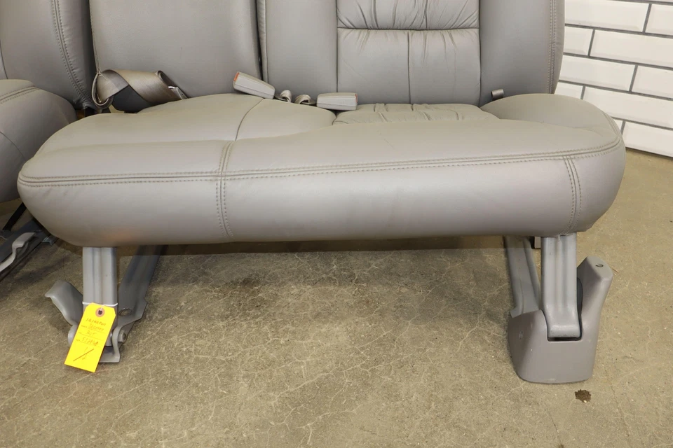 95-99 Chevy Suburban GMT400 2nd Row Leather Bench Seat (Gray 132) — 第 2/4 张图片