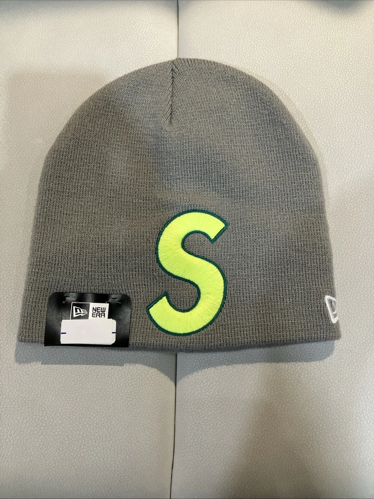 Bonnet gris logo SS23 Supreme New Era S taille unique 100% authentique neuf DS
