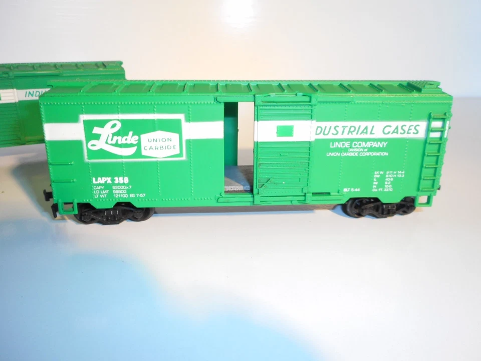 Lifelike Linde 40' boxcar x 2. V/good complete cond. HO Scale. 2 rail DC.No box - Image 3 of 4