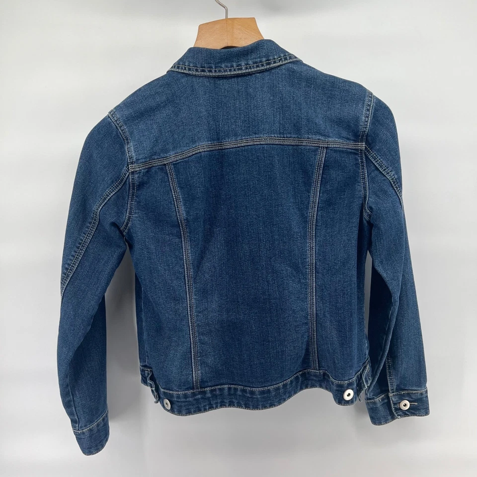 Chaqueta de mezclilla azul para mujer Baccini talla grande calce clásico botón delantero Foto 3 de 4