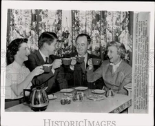 1954 Press Photo Senator Hubert Humphrey, wife, Orville Freeman & wife in MN