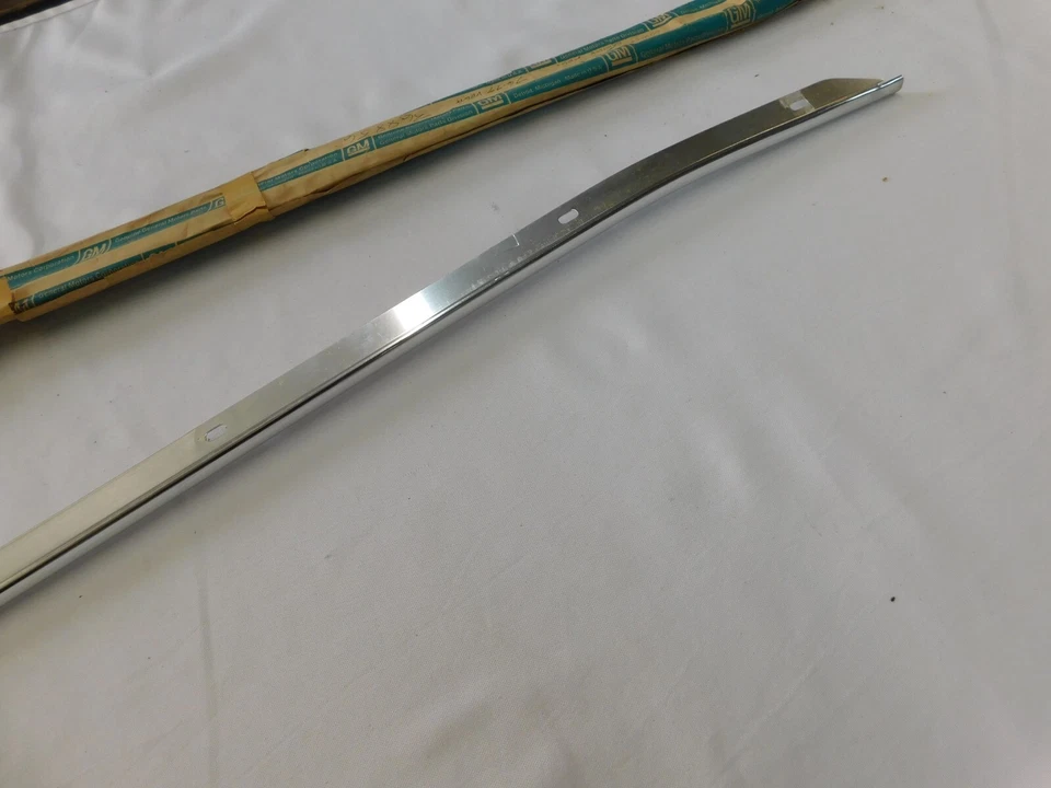 Nuevo de Lote Antiguo OEM GM 1976 1977 Vega Parrilla Inferior Moldura Borde Chevrolet Foto 4 de 4