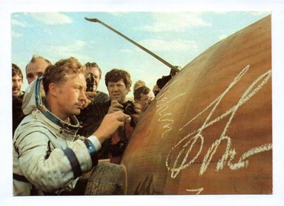 Photo postcard Sigmund Jähn writes his name on landing capsule astronaut 1982