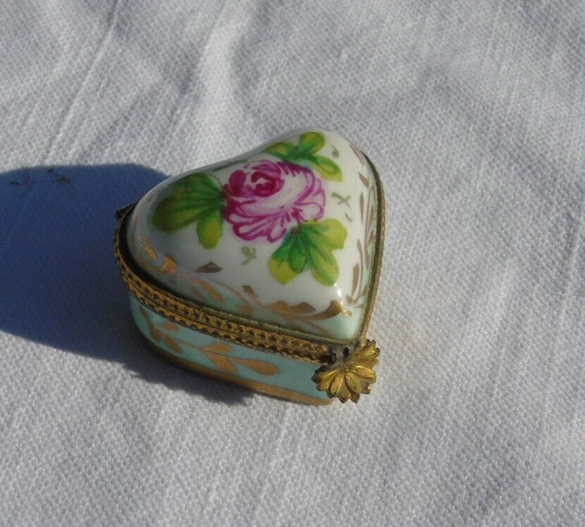 Petite boîte à pilules porcelaine Limoges paysage grisaille chapelle XXème