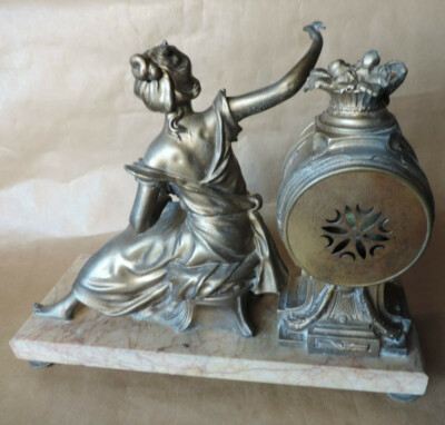 PENDULE HORLOGE RÉGULE BRONZE STATUT SCULPTURE MARBRE XIX ème à PENDULE HORLOGE RÉGULE BRONZE STATUT SCULPTURE MARBRE XIX ème à