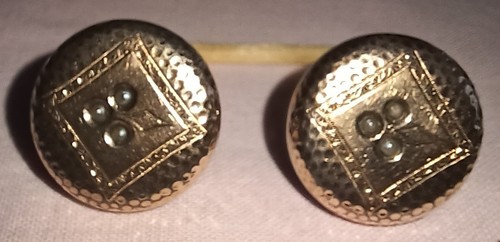 Alte Manschettenknöpfe mit kleinen Saatperlen und Ziselierung, Tombak / Messing?