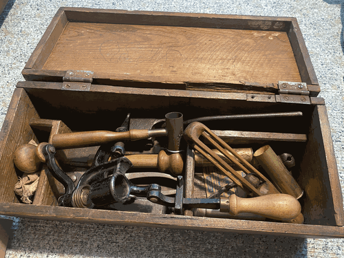 LARGE Lot of Antique lot of reloading tools, bullet molds, measure, handmade box - Picture 12 of 15