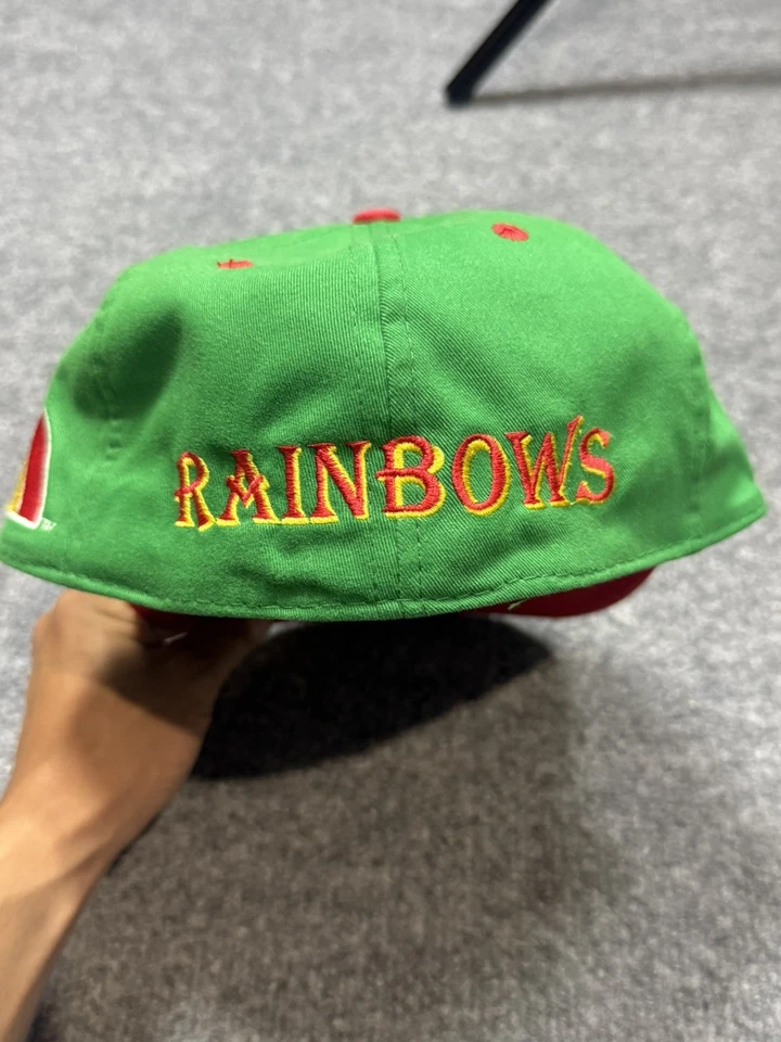 Sombrero ajustado arco iris vintage de la firma de la Universidad de Hawaii años 90 logotipo de la NCAA talla 7 Foto 4 de 4