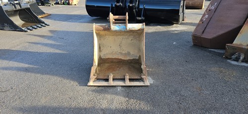750mm Digging Bucket w/ 45mm Pins - Used - Price £275.00 + VAT @ 20% - C568 - Picture 4 of 8