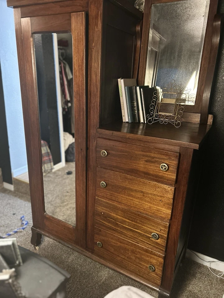 Armario antiguo con dos espejos Foto 2 de 4