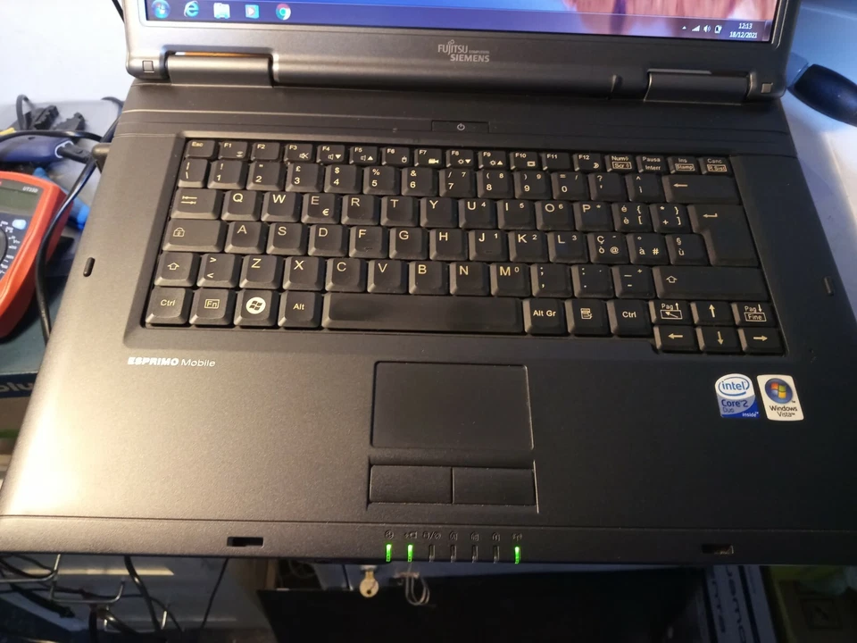 Notebook Fujitsu Esprimo Mobile V5535 - Windows 7  - Office 2007 - Imagen 4 de 4