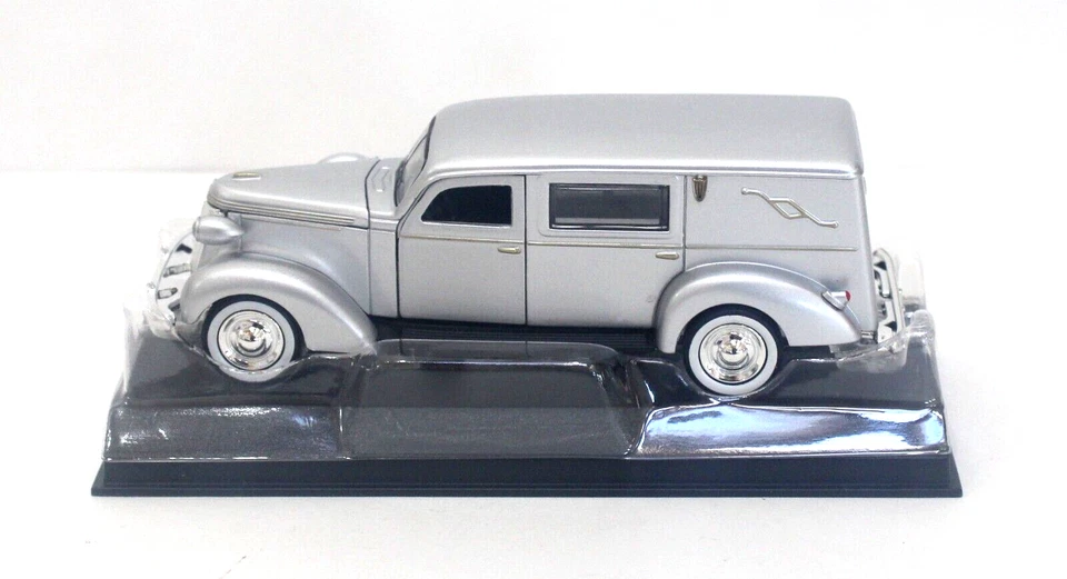 American Heritage 70430 1937 Studebaker Hearse 1:43 Silver Mint/ Box - Image 2 of 4