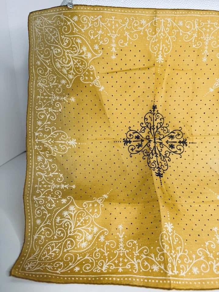 Pañuelo Tammis Keefe Vint - Estilo Bandana Amarillo Mostaza - Lino Firmado MCM Foto 2 de 4