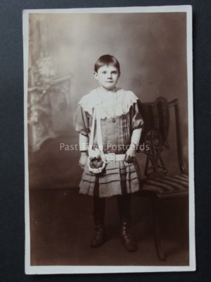 Altes Studio Portrait eines Kindes Echtfoto von William's & William's Studio