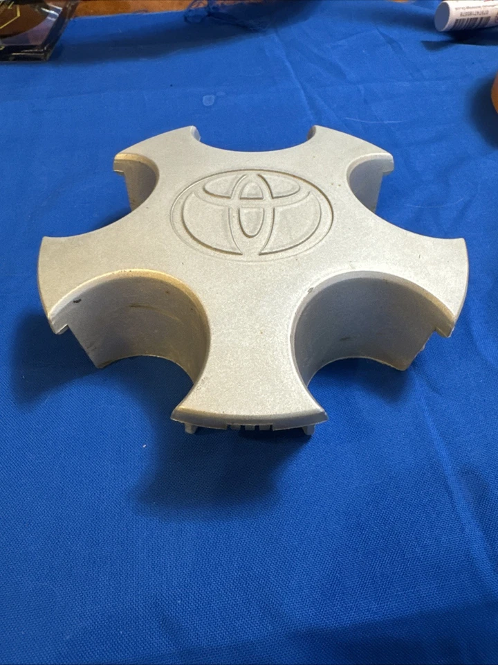 Центральный колпак колеса 1997-00 Toyota RAV4. Деталь No 69369/69371 03 - Изображение 2 из 4