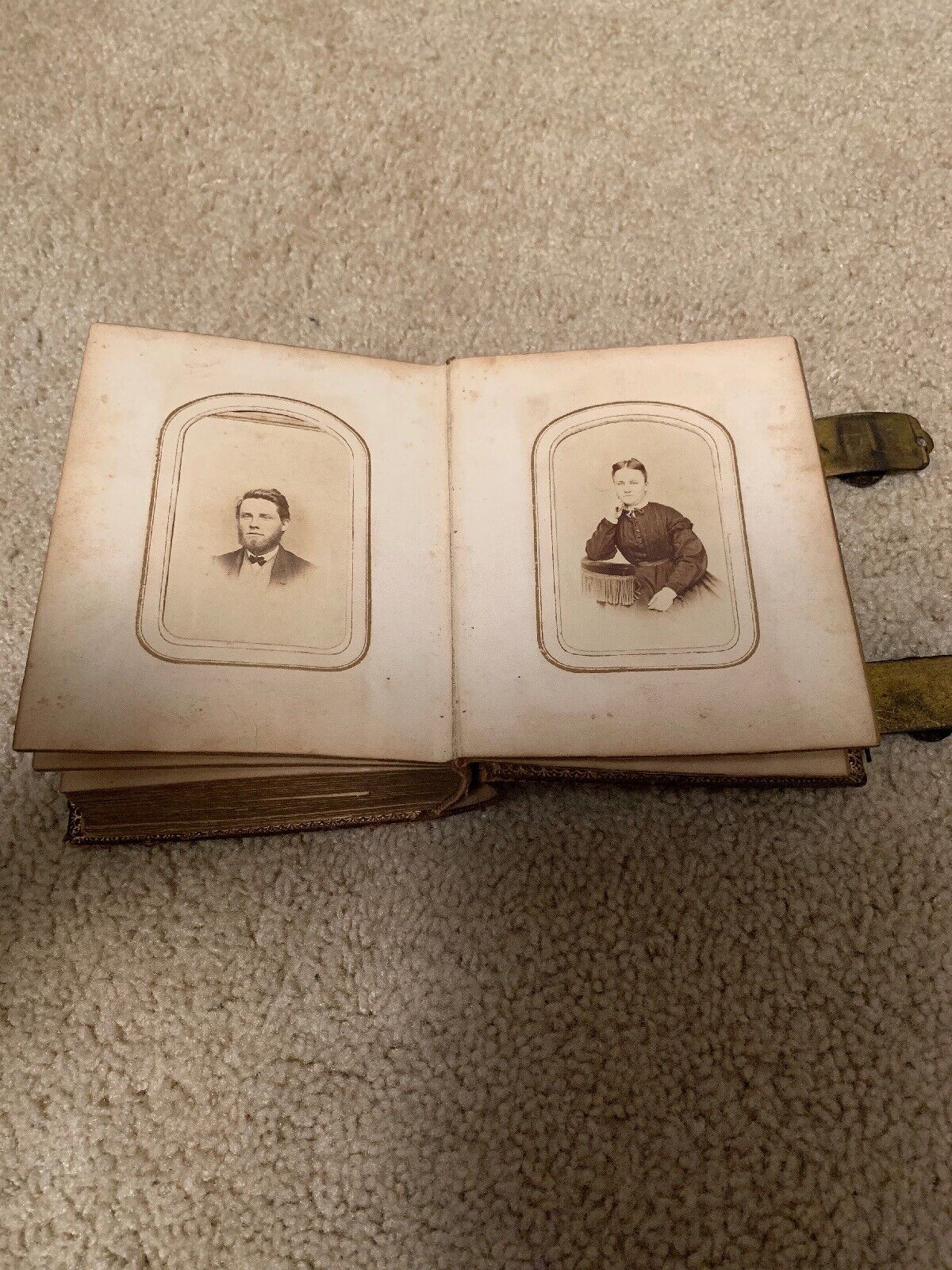 Antique Photograph Book With 24 Pictures Leather bound Clasp Victorian Cena, oryginalny produkt
