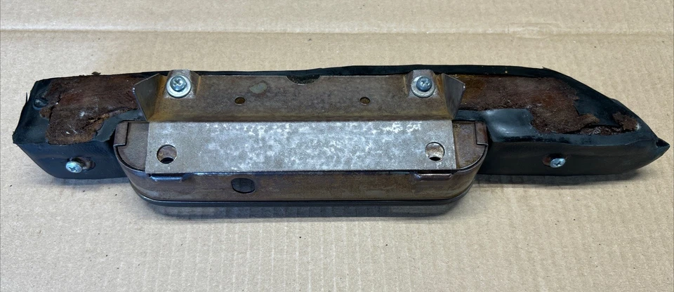 1970-74 Plymouth Barracuda/Cuda черный подлокотник под правую руку, лоток для пальцев, кронштейн оригинальный - Изображение 4 из 4