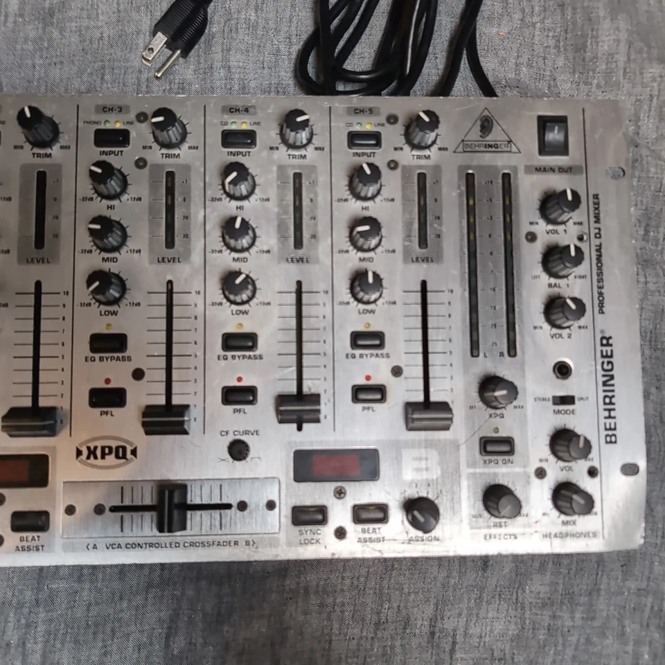 Behringer Pro Mixer VMX1000 7-Channel Rack-Mount DJ Mixer Working - Image 4 of 4