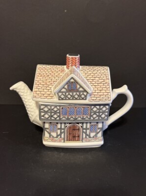 Sadler English Country Houses Tudor House  1509-1547Teapot 4437 England EUC