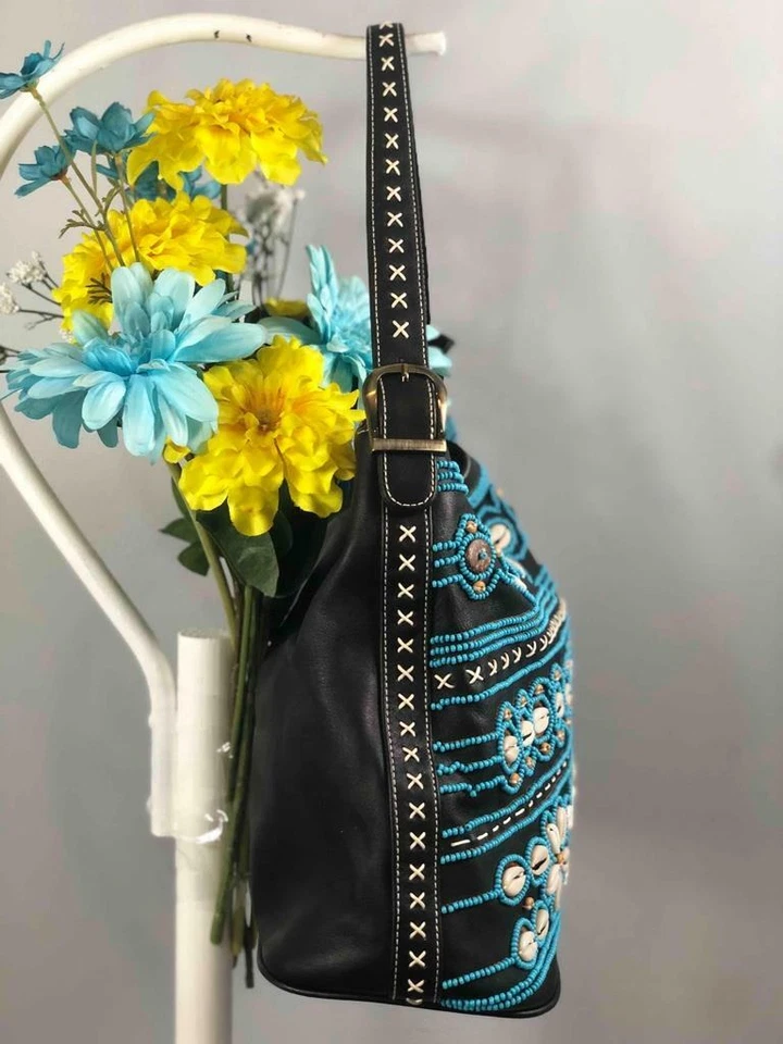 Bolsa de ombro ISABELLA FIORE "Mina" concha do mar chocada frisada couro preto hobo - Imagem 3 de 4