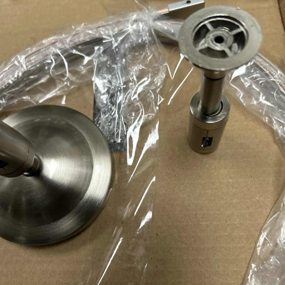 Riel flexible de níquel cepillado Allen + Roth Sloan con vástago de soporte # 0809857 Foto 3 de 4