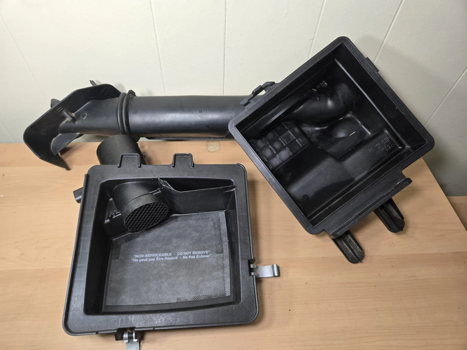 Carcasa de caja de filtro de aire de Chevy Volt 2014 1,4 L 10924981 Foto 4 de 4