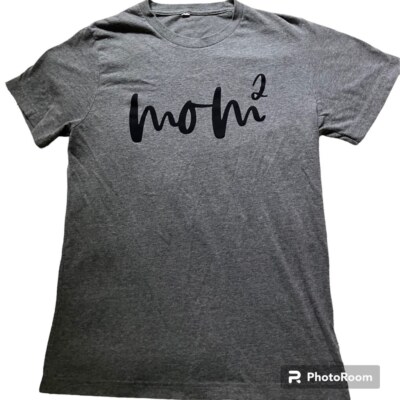 Womens Short Sleeve Graphic Tee “Mom squared” in light grey Sz M