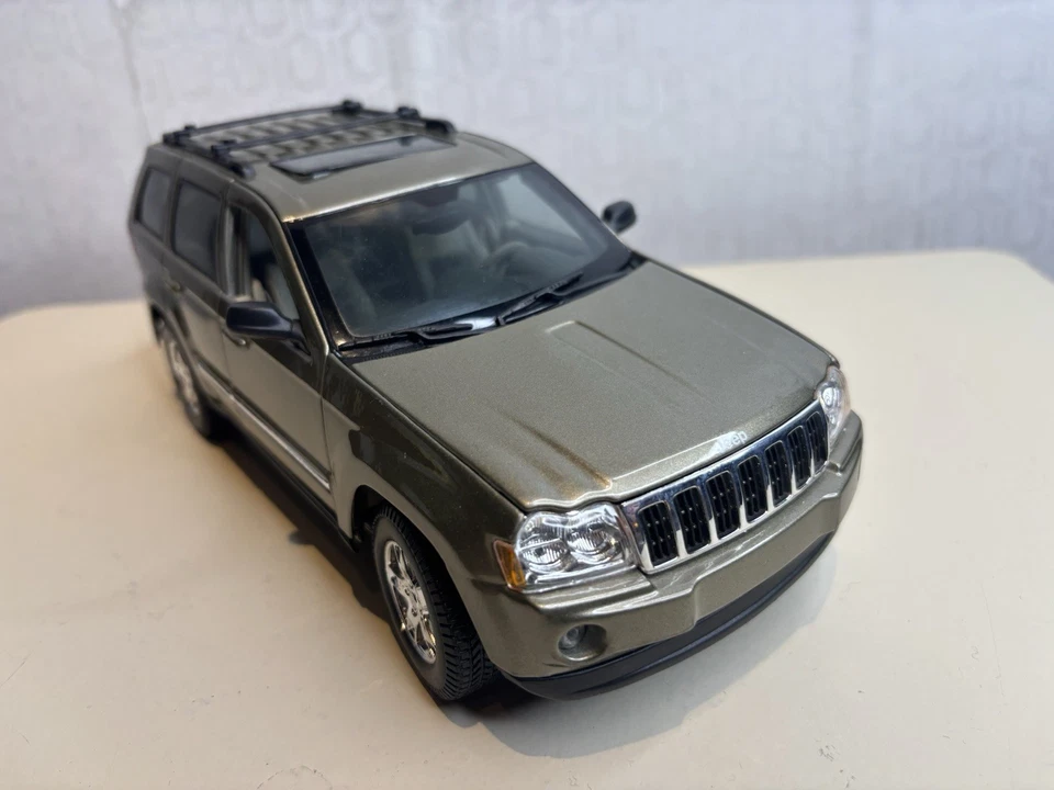 Maisto Jeep Grand Cherokee 2005 Special Edition 1/18 Die Cast Gold SUV - Image 2 of 4