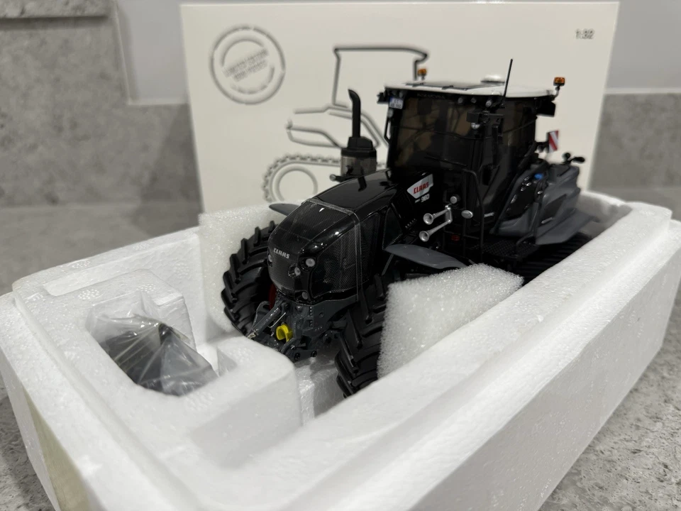 Universal Hobbies - Claas Axion 960 Terra Trac MY24 - 02674810 - 1:32 - Mint/New - Image 2 of 4