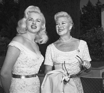 Exchanging gossip on latest topics along Riviera Diana Dors Brita- 1956 Photo