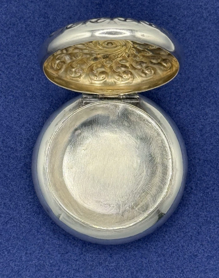 Caja de pastillas Gorham de plata esterlina con acanto  Foto 2 de 4