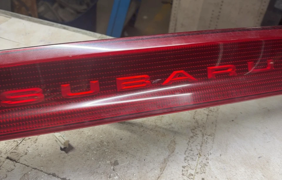 Conjunto montado en la tapa del panel de luces traseras de freno SUBARU LEGACY 2000-04 Foto 4 de 4