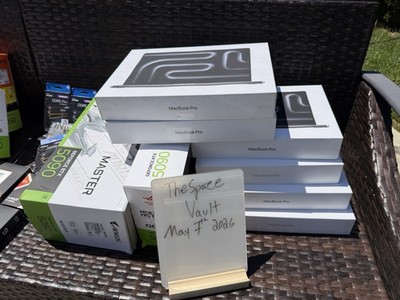 Apple MacBook Pro 16'' MGE74LL/A (Early 2026) 16.2'' Laptop Computer - Silver
