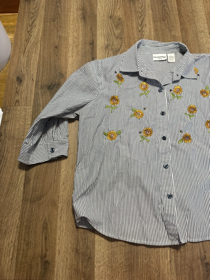 Camisa Breckenridge Para Mujer PL Blanca Negra Rayas Girasol Bordada Abotonada Foto 3 de 4