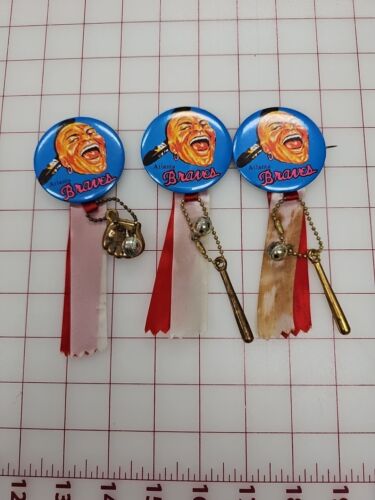 3 De Colección Llavero Tono Dorado Bate de Béisbol, Bola y Guante Atlanta Braves Pin Botones - Imagen 1 de 5