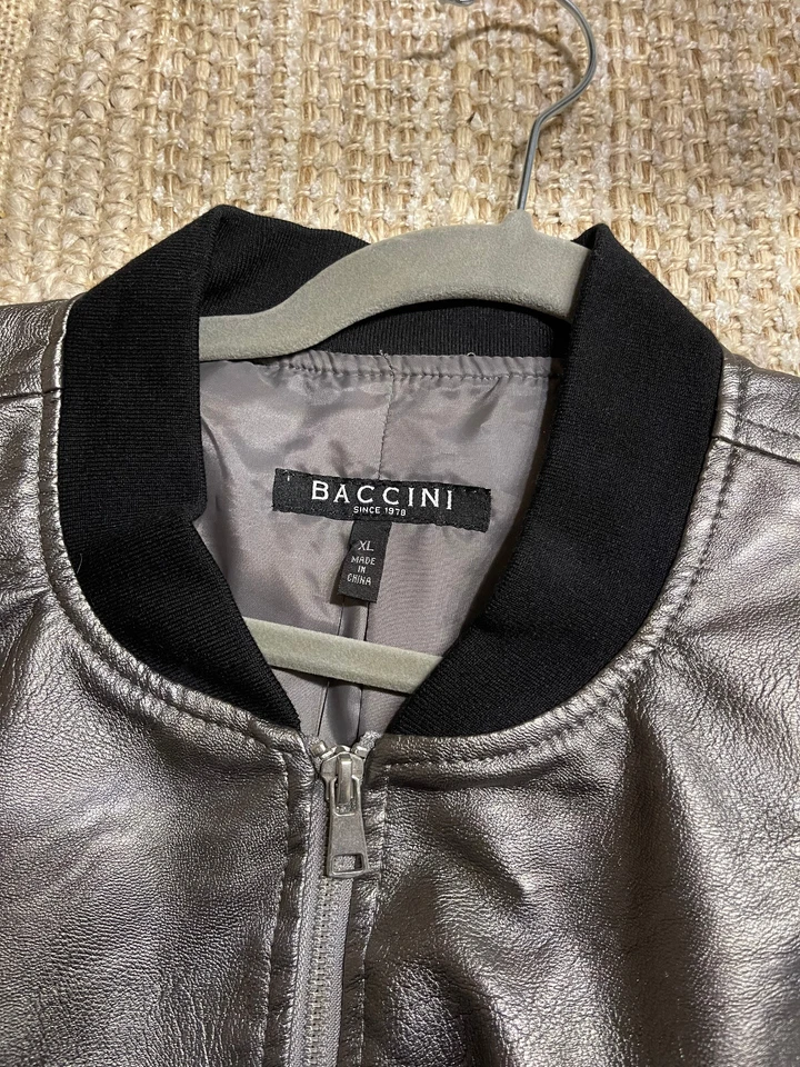 WOMEN'S BACCINI SILVER FAUX LEATHER JACKET. SIZE: XL. NEW - Image 3 of 4