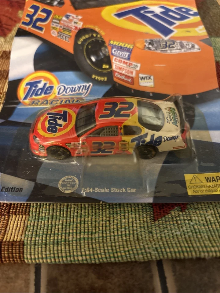 Hot Wheels 2005 NASCAR Racing Tide Downy Collector's Edition #32 Die-Cast Car - Image 2 of 4