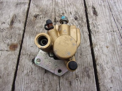 DAELIM S-FIVE SJ50 (03-15) 2 STROKE - FRONT BRAKE CALIPER WITH MOUNT + PADS