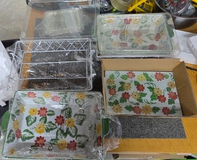 New Temptations Flora Daisy Set of 3  Bakeware With Racks,Trivets and Lids, NEW